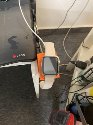 Držák nabíječky hodinek aplle watch pro přišroubování