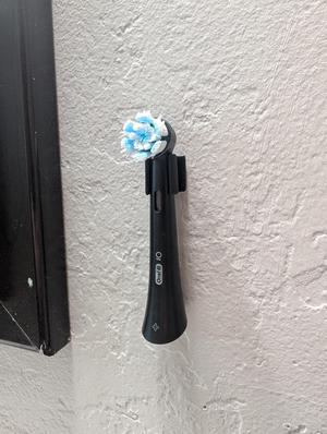 Oral B io Toothbrush head clip