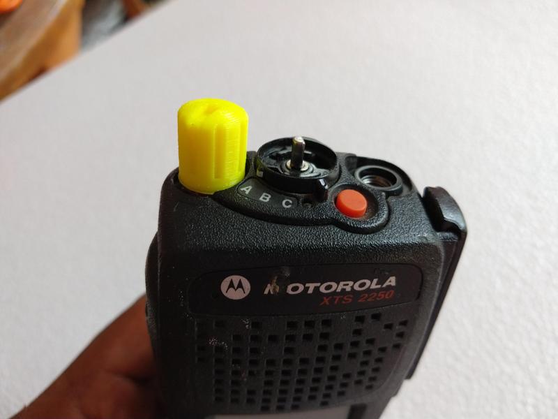 2.-Perilla motorola XTS 2250  volumen.