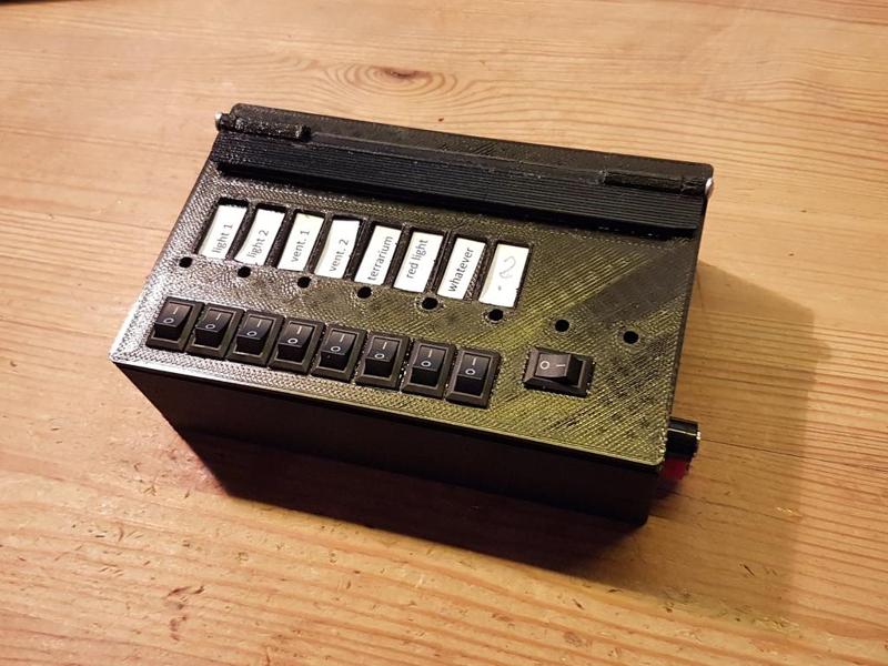 12V operated 8 Channel Switch Relay Module Block -- 12V betriebener 8 Kanal Schalter Relaisblock 