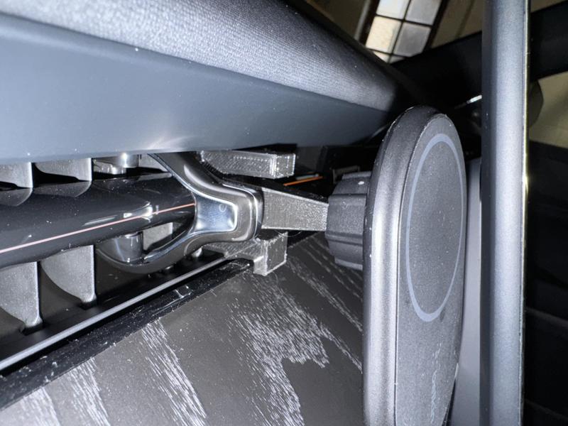 Belkin ChargeUp Boost holder for Polestar 3