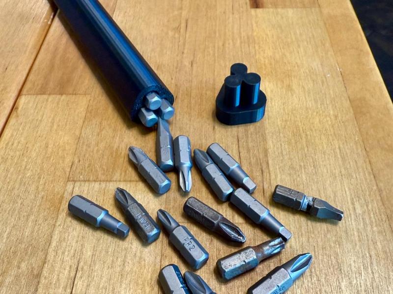 Screwdriver-Holds 18 bits
