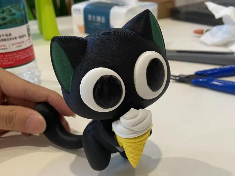 Luo Xiaohei eating ice cream