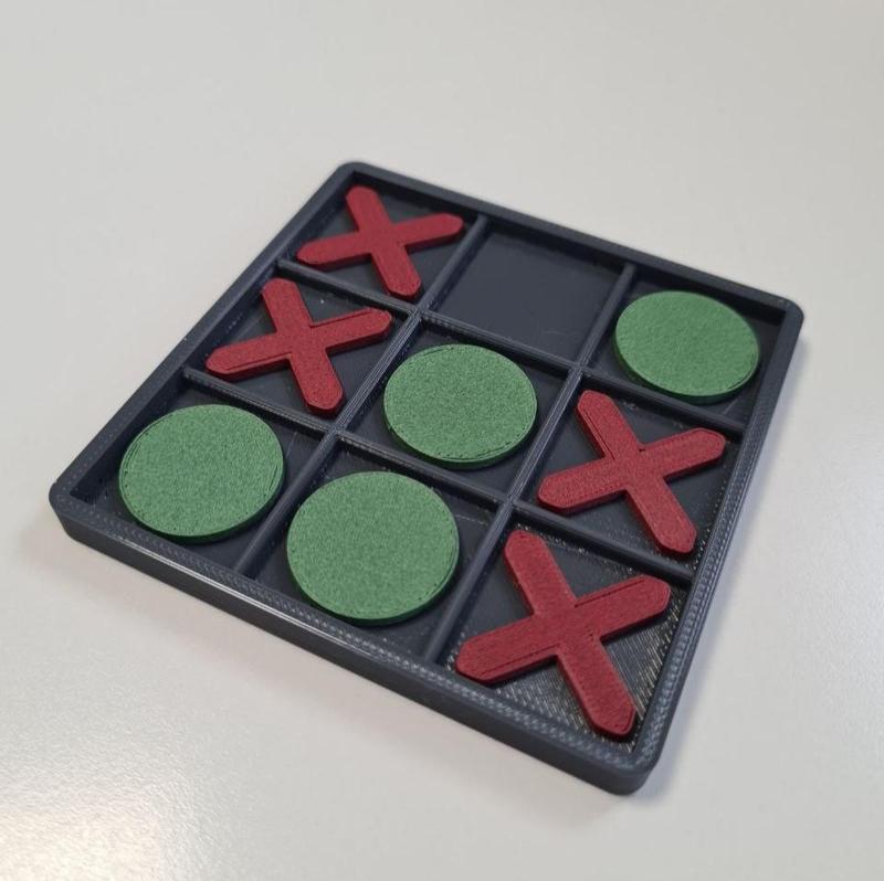 Magnetic and travel TIC-TAC-TOE