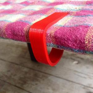 Clips tablecloth on the table