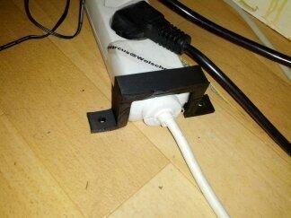 Extension cord mounting brace