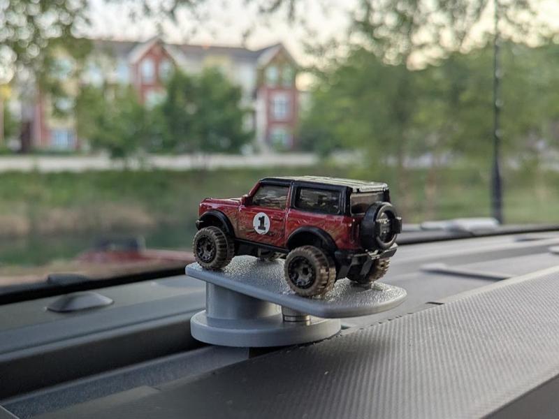 Pivoting hot wheels for Ford Bronco