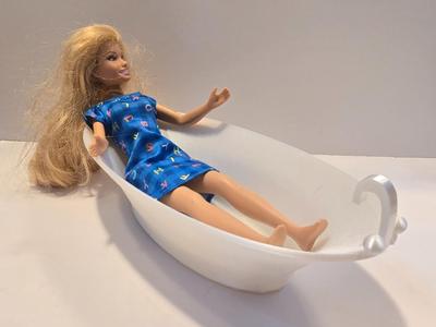 Barbie Sized Modern Bathtub