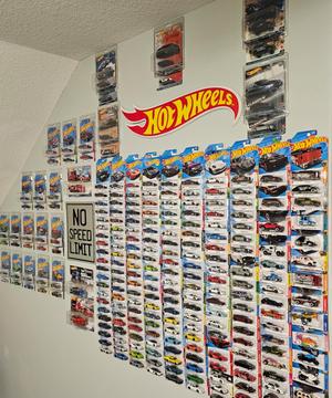 Hot Wheels/Matchbox Modular Bracket System: Carded