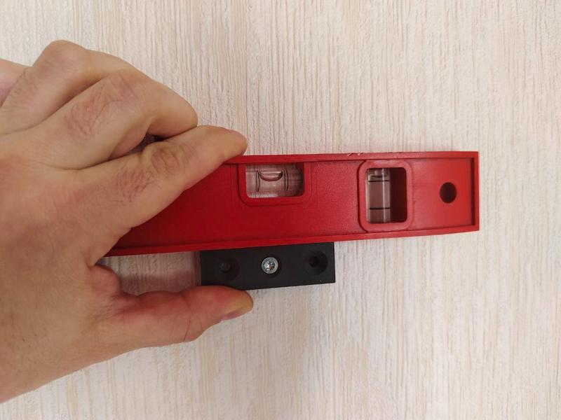 Simple wall mount for canvases or paintings