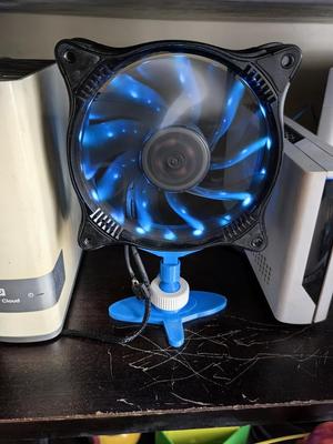 Simple 120 mm fan stand