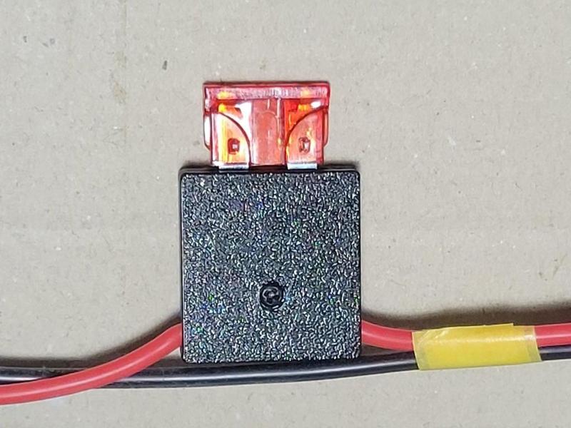 Shorter inline fuse holder with screw