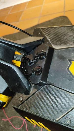 vsett 10 charging port protection with chain and plug