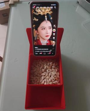 Highly Practical Continuous Drama Viewing System (incorporates a phone holder and a sunflower seed tray, adjustable angle, supports tablets, convenient and practical, a must-have for the New Year~)