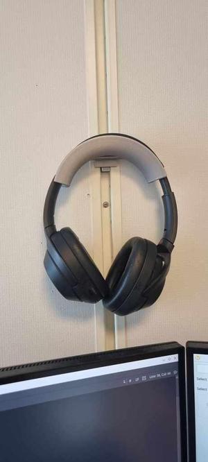 Headset wall mount