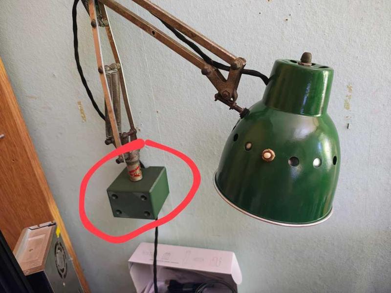 Soporte para luz de arquitecto en pared / Architect light wall mount