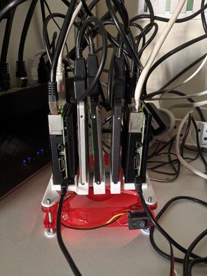 Support avec ventilo pour Raspi et HDD
