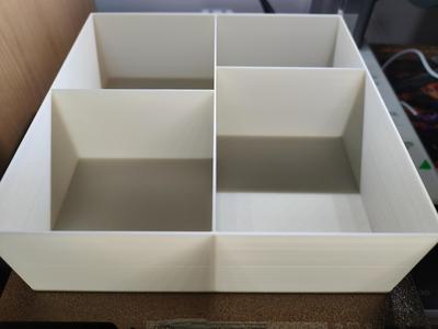 (16) 4-compartment container