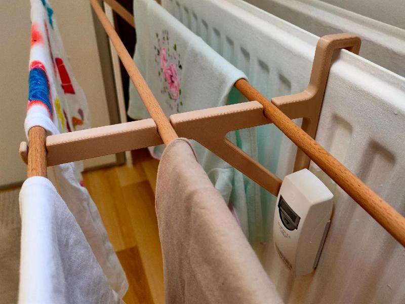 Clothes hanger for radiator   