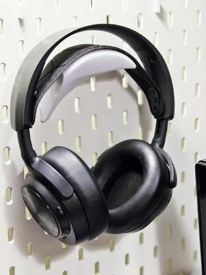 Asymmetrically smooth headphone holder (SKÅDIS)   