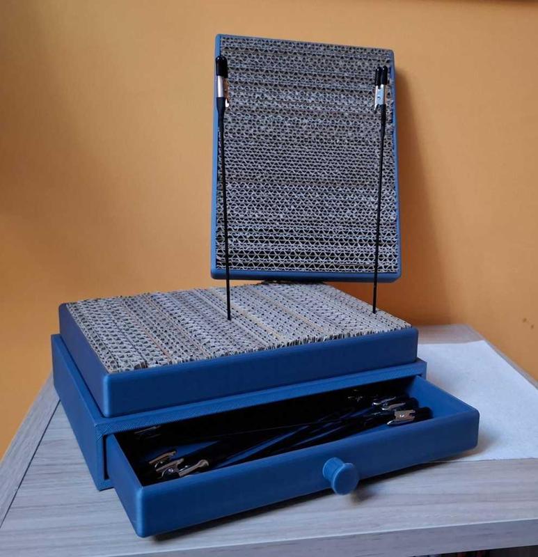 Cajón y base para soportes de pintado.