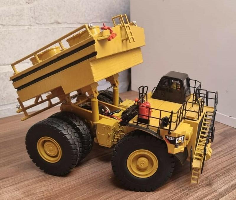 Scale model tank Mining truck 793F