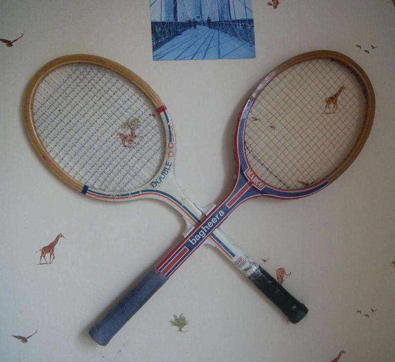 Tennis racket holder