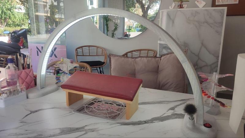 ArcLite–LED Arch Lamp for Nail Desks & Workspaces