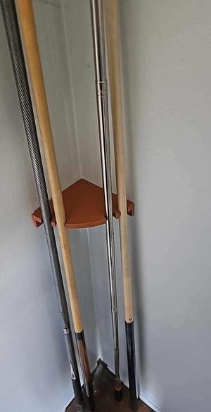 Billiards que shelf and stand