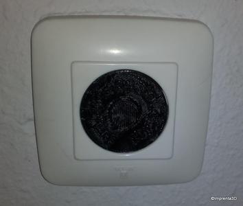 PLUG COVER WITH HIDDEN HANDLE - TAPA DE ENCHUFE CON TIRADOR OCULTO