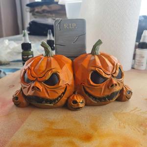 Pumpkin amplifier in the shape of a phone holder