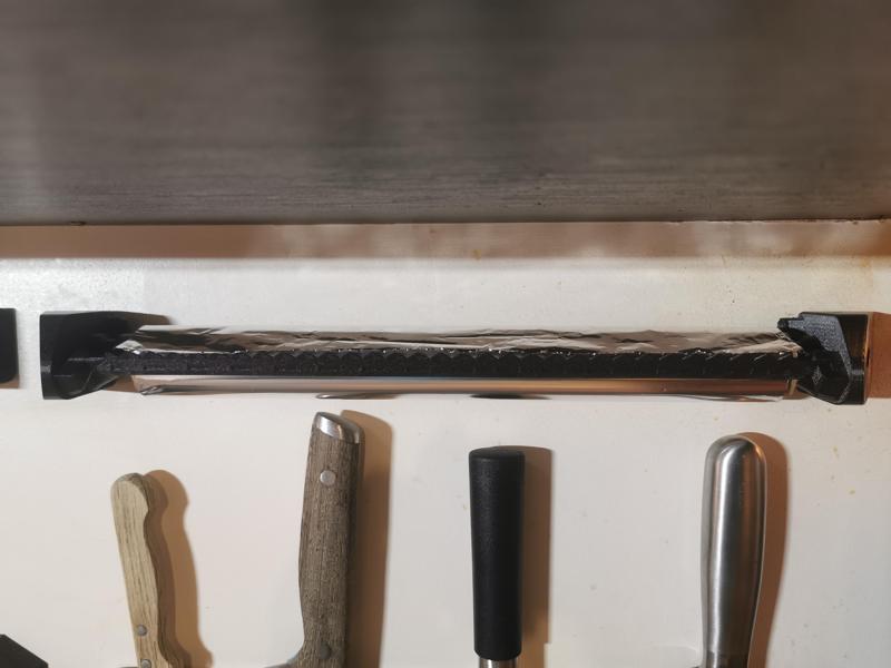 Spool holder for aluminium or cellophane with cut / Porte rouleau aluminium ou cellophane avec coupure