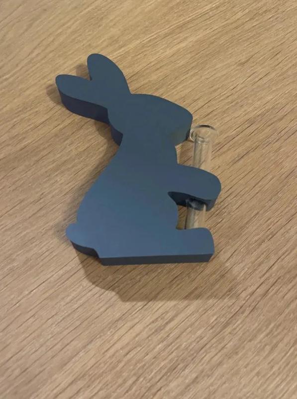 Osterhase mit Blumenvase   