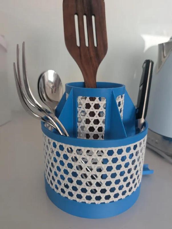 Utensil dryer in basketweave   