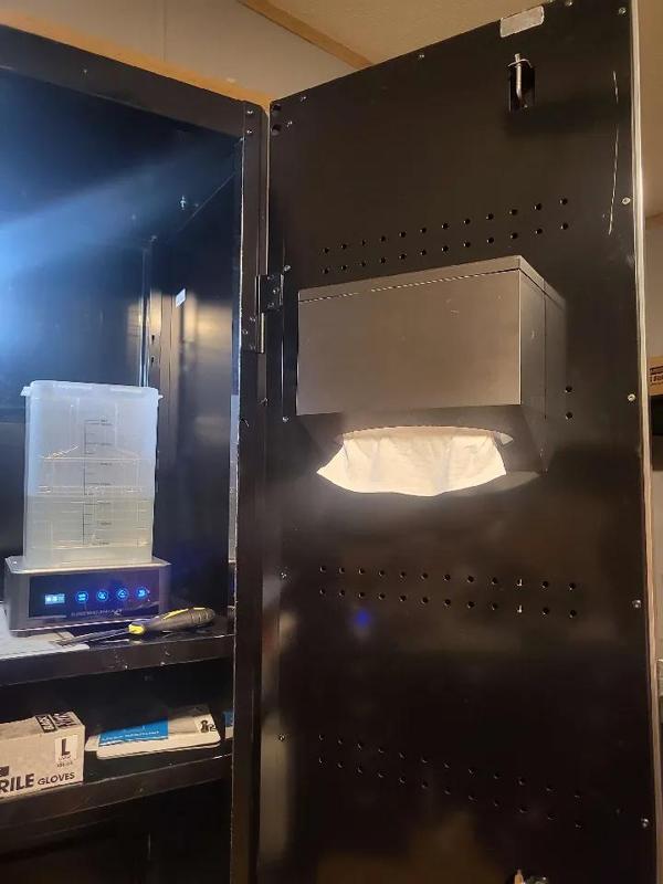 Kleenex Hand towel dispenser with magnet spots   