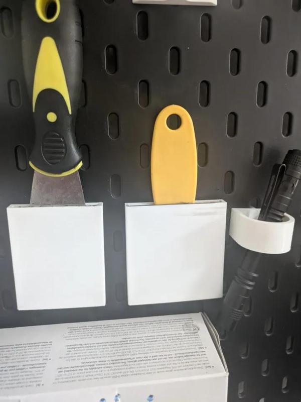 skadis Resin plastic scraper mount   