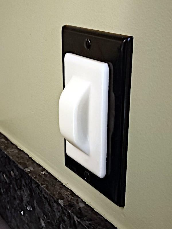 Easy-remove electrical outlet cover