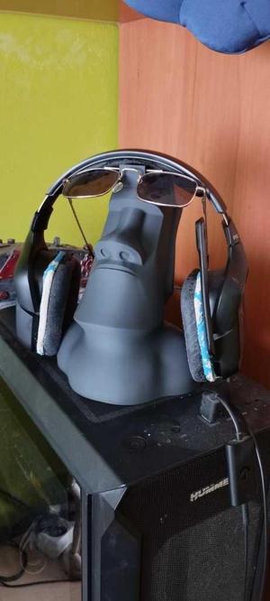 Headphone support Moai with secret storage