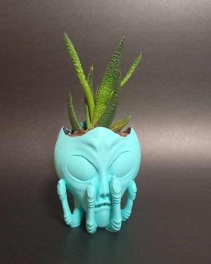 Alien Head in Hand Planter - Easy to Print - With or without drainage.
