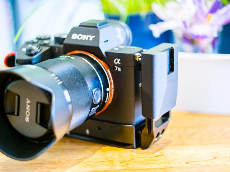 Arca Swiss to Hot/ Cold Shoe Adapter (L-Bracket)