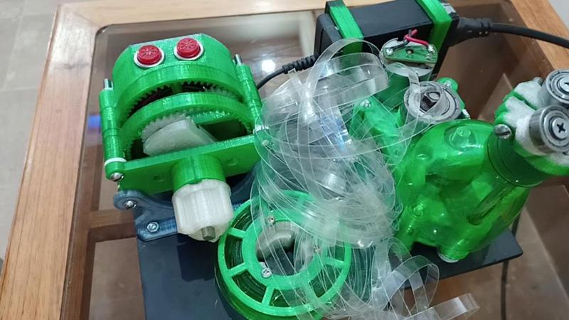 Motorized PET filament strip cutter