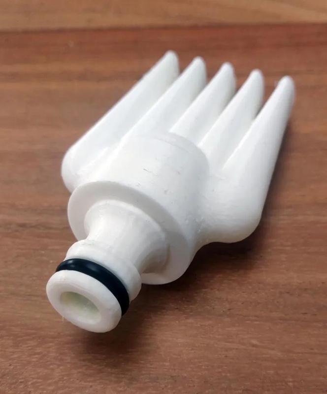 Pool filter cleaner with (Gardena) hose connector   