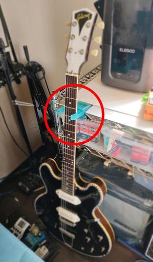 Guitar_hanger_for_steel_rack