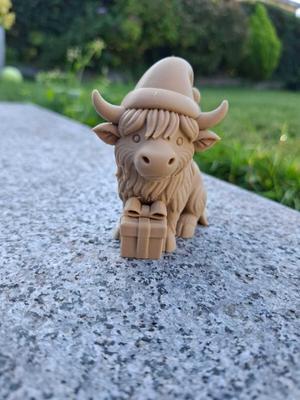 Festive Highland Cow – Santa Hat & Present
