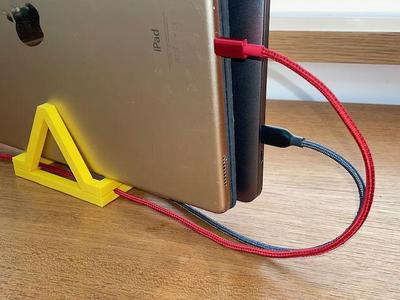 Customisable vertical stand for laptops and tablets