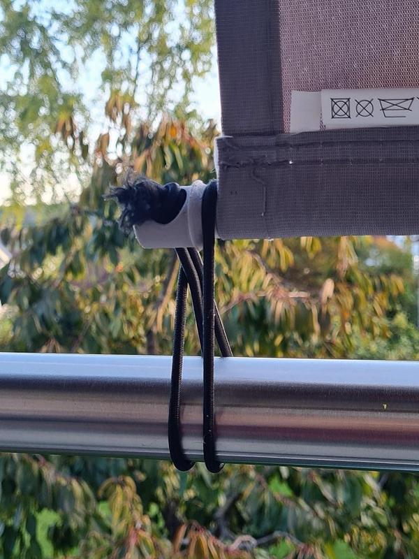 End plug for a balcony shading