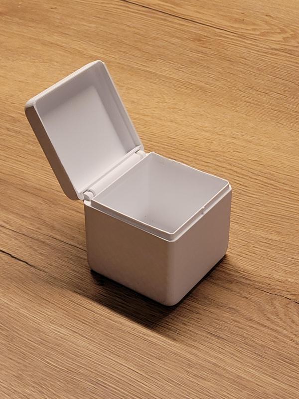 Würfelbox mit Schanierdeckel