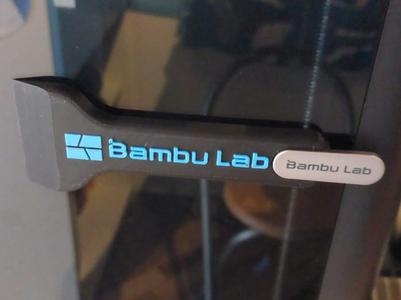 Bed scraper with handle attachment