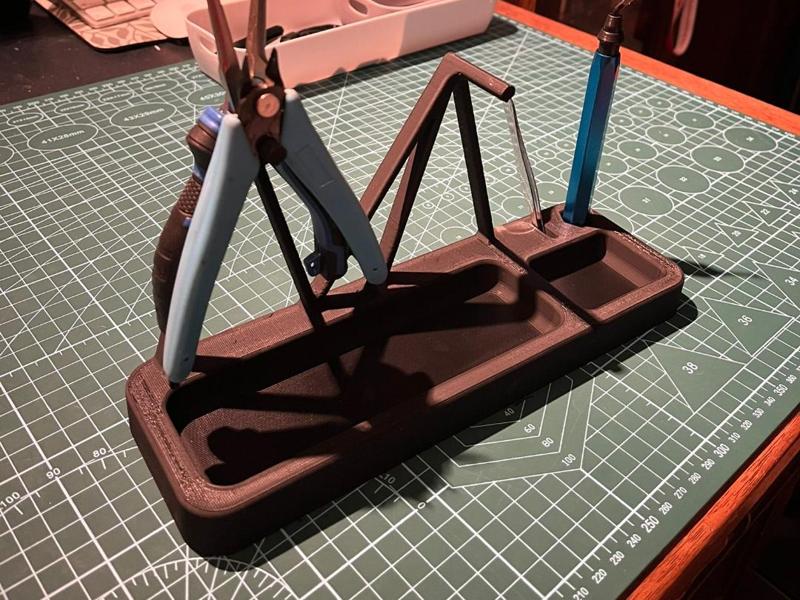 Desk organizer with too lholder