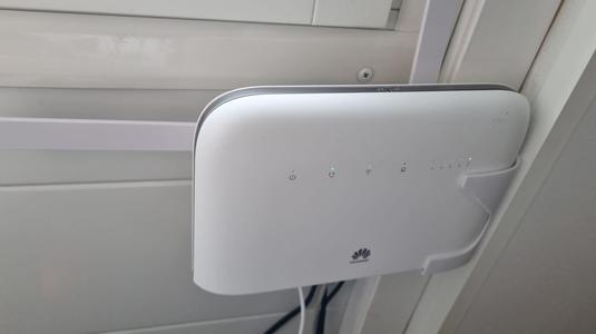 Huawei B715 router wall / corner mount
